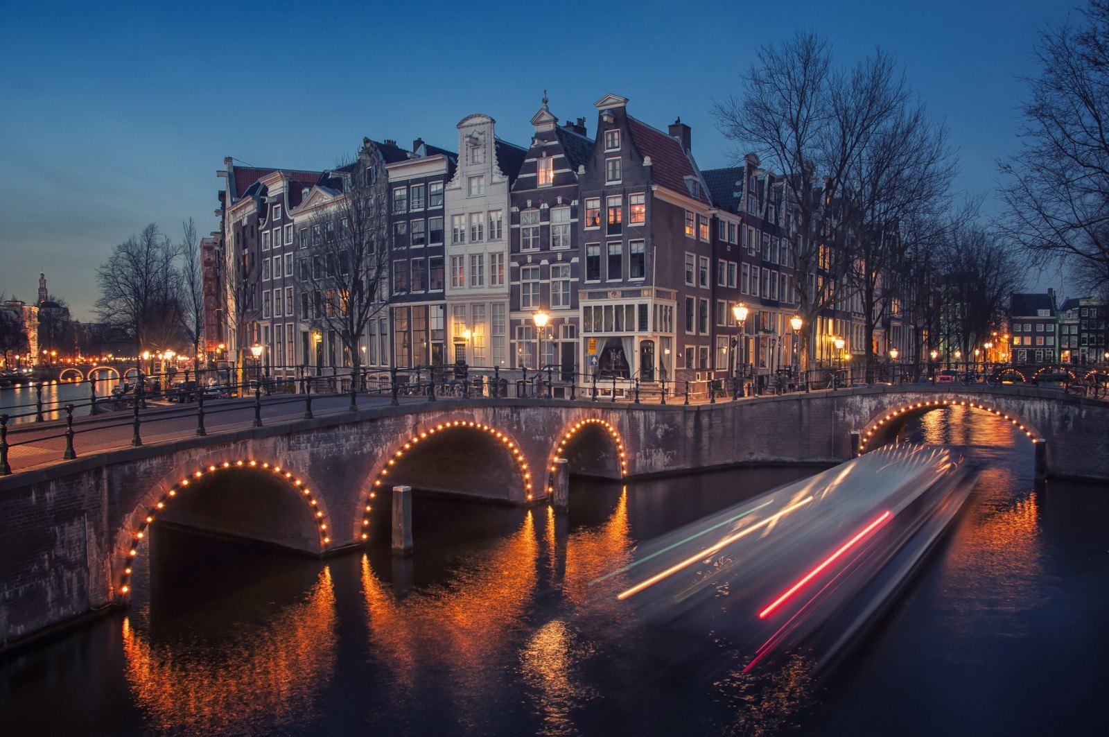 アムステルダムの運河と橋の夜景 / Illuminated canal bridge in Amsterdam at dusk